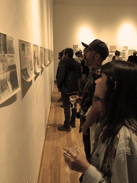Mirando la exposición &quot;Me Ataranta lo que Veo. Imágenes de los Ochenta&quot;, en La Serena.