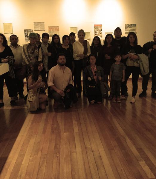 Inês Paulino rodeada por público en la inauguración de &quot;Me Ataranta lo que Veo. Imágenes de los Ochenta&quot;.