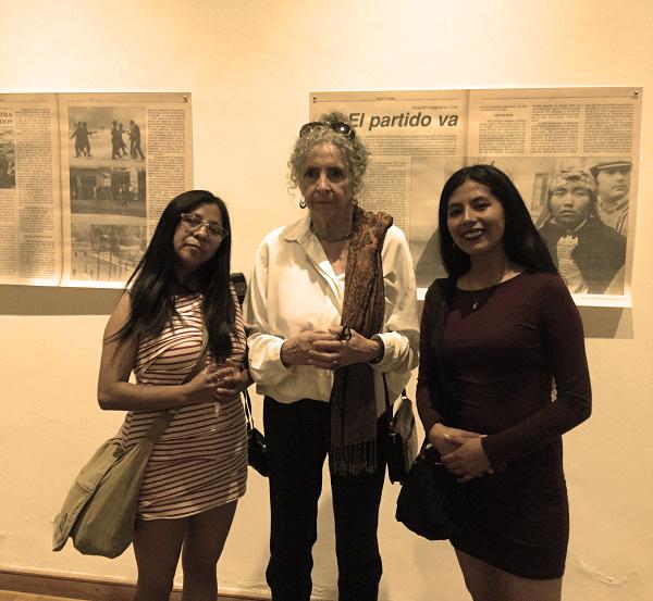 Inês Paulino junto jóvenes en su exposición en La Serena.