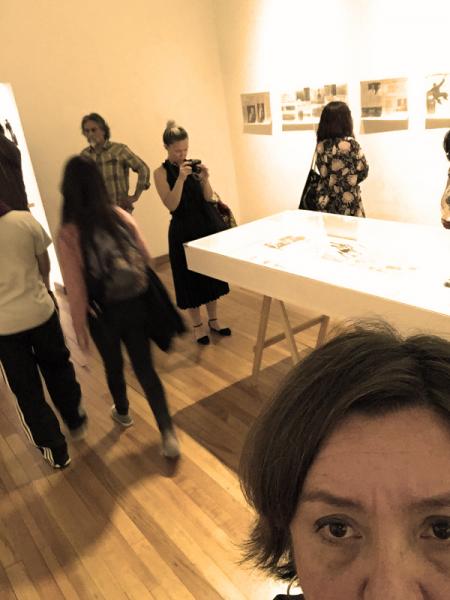 Visitantes apreciando las fotografías de Inês Paulino.