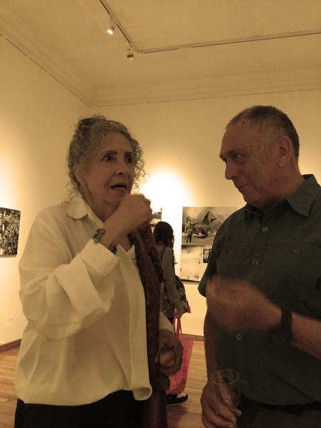 Inês Paulino junto a Rodrigo Iribarren en la inauguración de la exposición &quot;Me Ataranta lo que Veo. Imágenes de los ochenta&quot;.