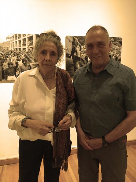 Fotógrafa Inês Paulino junto al director del museo Rodrigo Iribarren