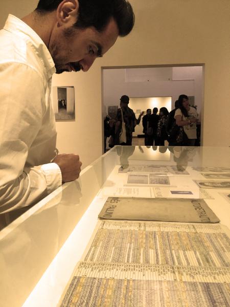 Mirando material de la exposición &quot;Me Ataranta lo que Veo. Imágenes de los Ochenta&quot;.