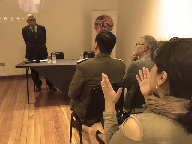 Herman Carvajal dialoga con asistentes en encuentro de historia.