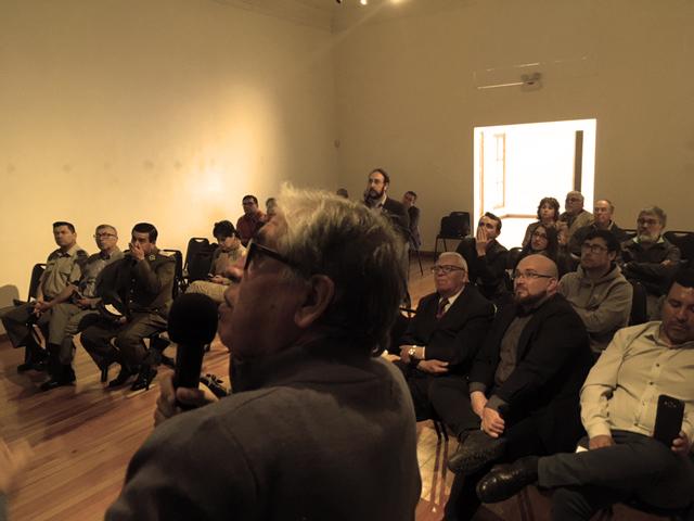 Observando presentación de Gastón Castillo en encuentro de historia.