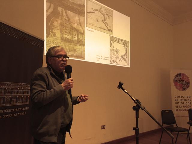 Gastón Castillo conferenciando en encuentro de historia.