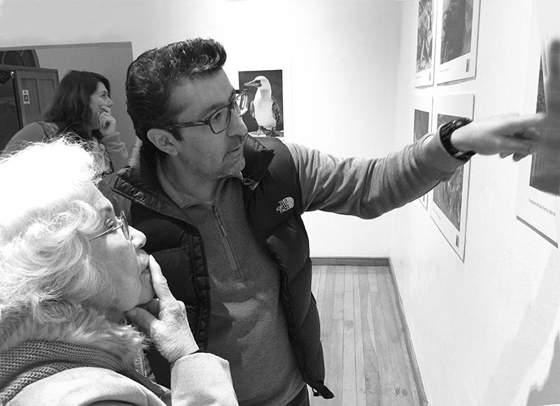 Jaime Pizarro comentando las fotografías de Alberto Castex