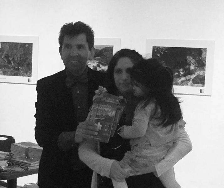 Eduardo Guzmán junto a su nieta Isidora