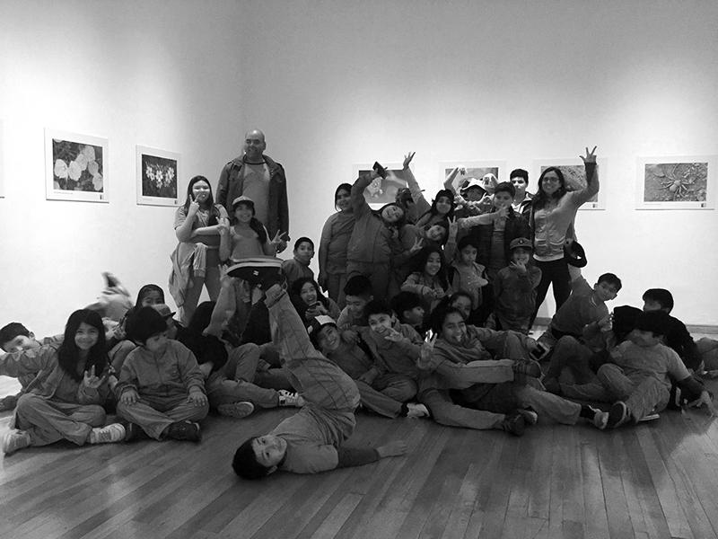 Grupo de estudiantes después de visitar la exposición &quot;Habitantes Insulares&quot;