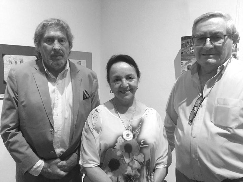 Artista Cristian Castro junto a amigos en la inauguración de &quot;Retrospectiva Óleos&quot;.