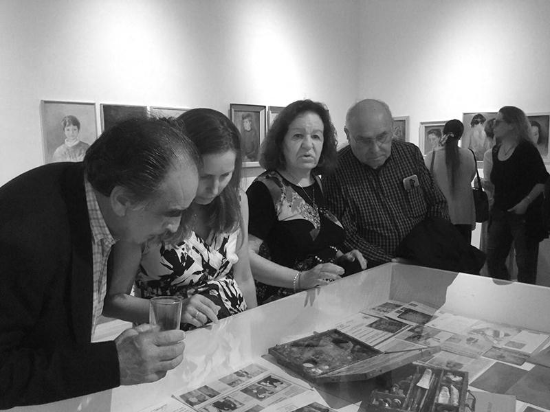 Asistentes en la inauguración de &quot;Retrospectiva Óleos&quot;.