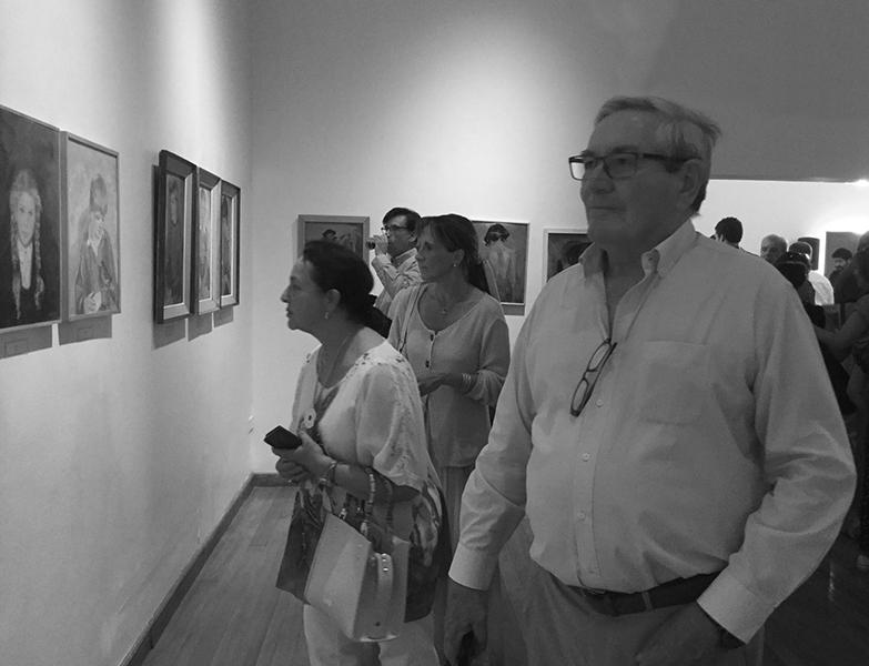 Visitantes de la inauguración de &quot;Retrospectiva Óleos&quot;.