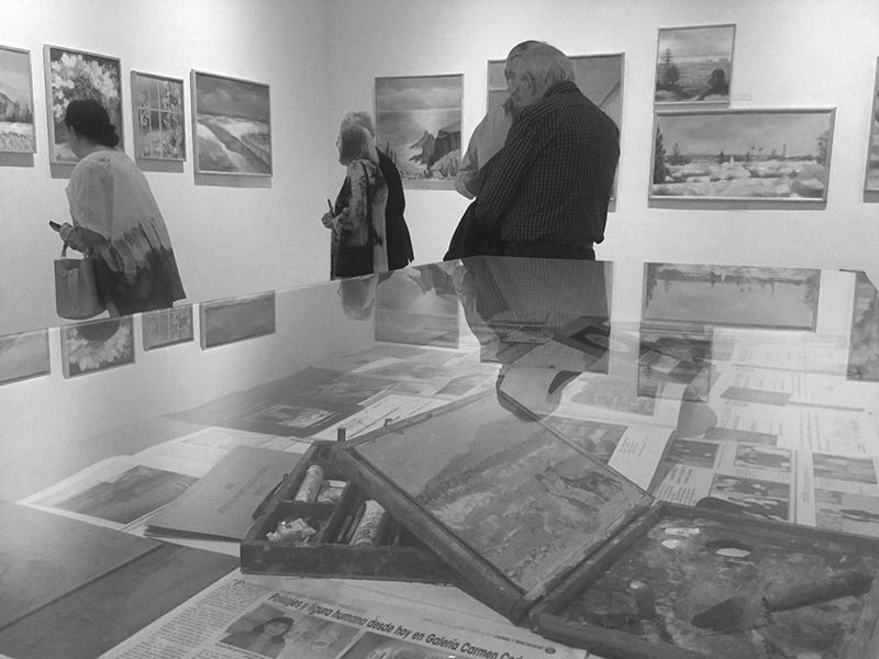 Asistentes en la inauguración de &quot;Retrospectiva Óleos&quot;.