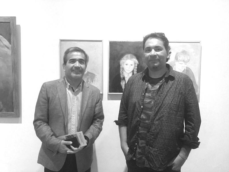 Concejal de La Serena Robinson Hernández junto al artista Fernando Pizarro en la inauguración de &quot;Retrospectiva Óleos&quot;.