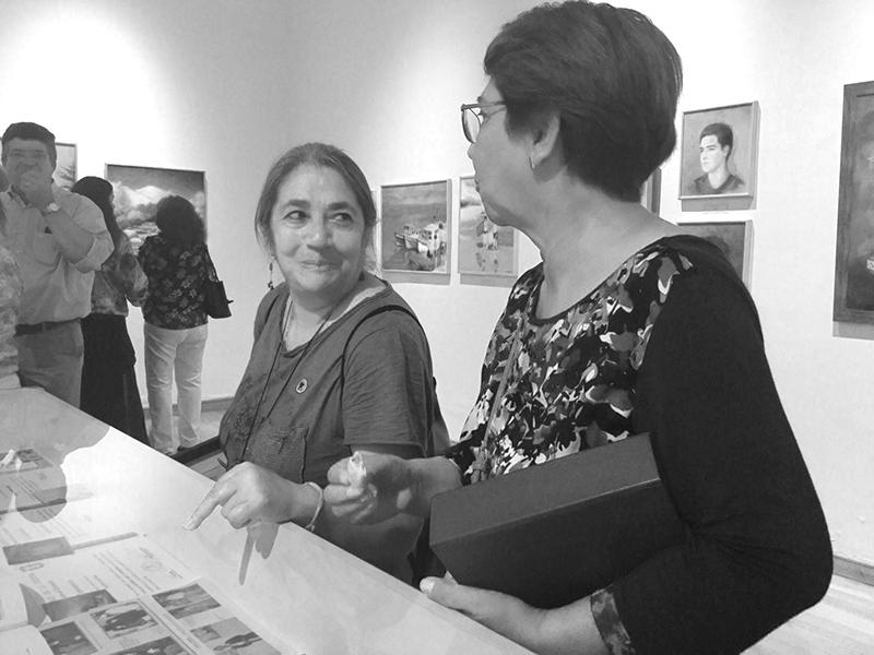 Visitantes en la inauguración &quot;Retrospectiva Óleos&quot;.