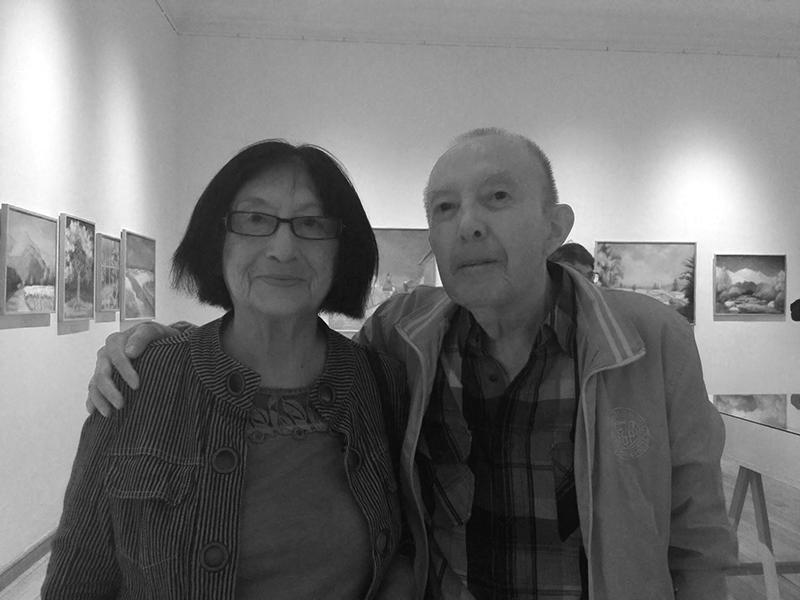 Franklin Gahona junto a su esposa en la exposición &quot;Retrospectiva Óleos&quot;