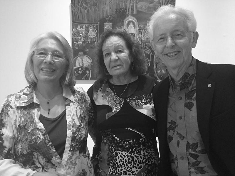 Anamaría Marabolí; María Eugenia Mac-Vicar y Malcolm Smith en la exposición &quot;Retrospectiva Óleos&quot;