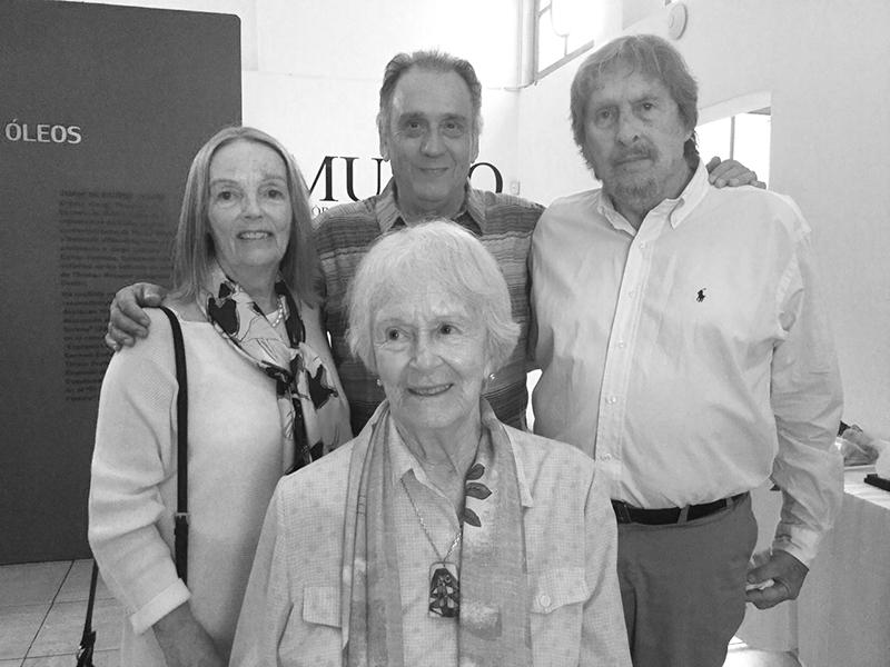 Rodrigo Iribarren, Director Regional del Patrimonio junto a artistas galardonados.