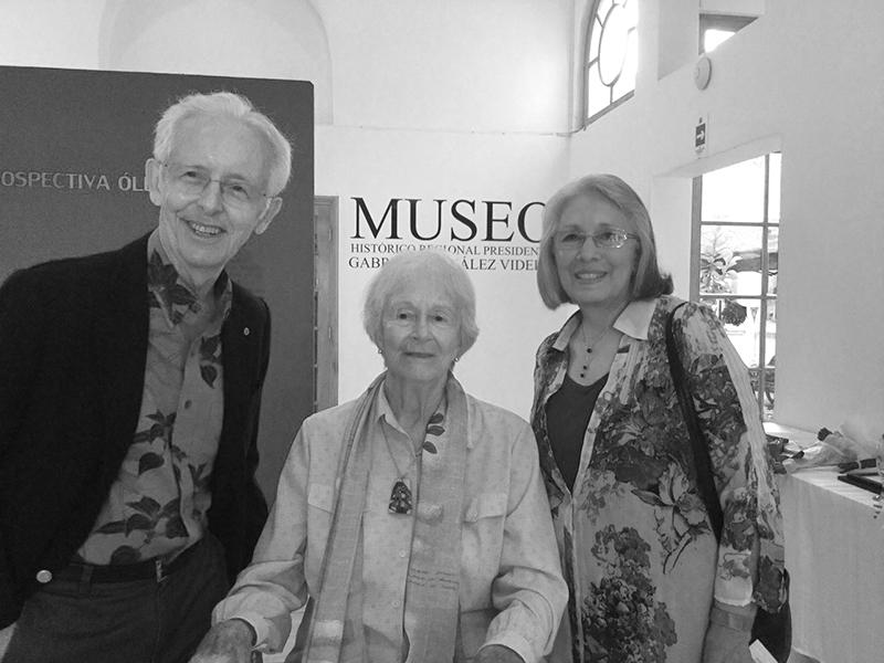 Artista Juanita Muñoz junto a amigos en su exposición &quot;Retrospectiva Óleos&quot;.