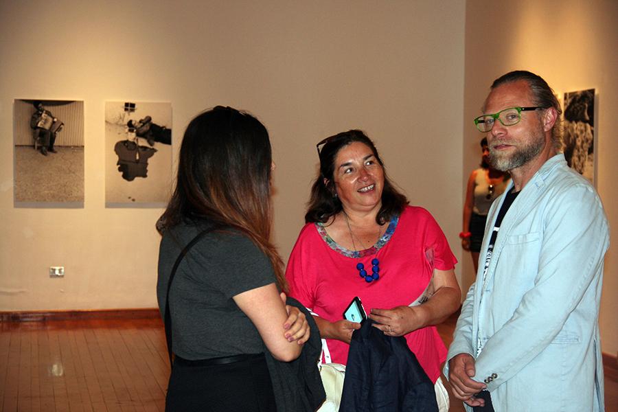 Asistentes a la inauguración de la exposición &quot;Lo Común&quot; de Luis Weinstein