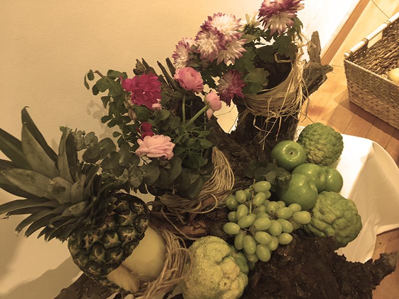 Arreglo de flores y frutas en la exposición “Primavera de Antaño”