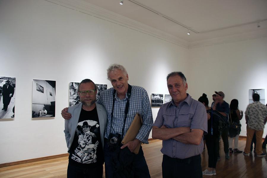 Fotógrafos con director del museo