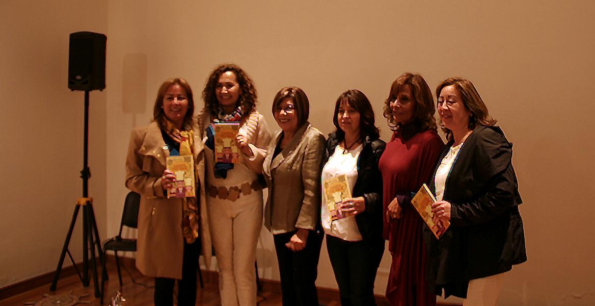 Ximena Coronel acompañada de amigas.