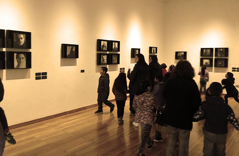 Alumnos del Colegio Pedro Aguirre Cerda de La Serena apreciando &quot;Contracorriente&quot;