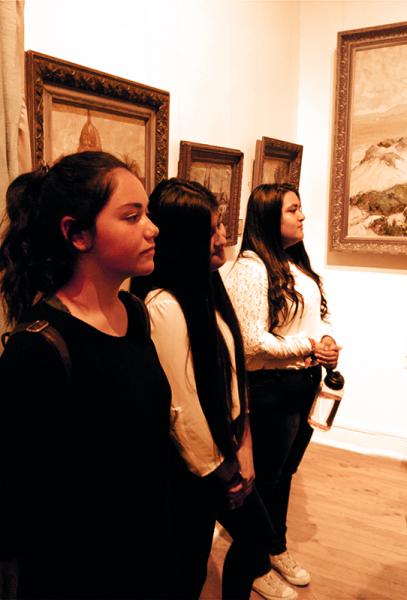 Jóvenes asistentes en la exposición “La Reforma Inacabada” Jóvenes asistentes en la exposición “La Reforma Inacabada”