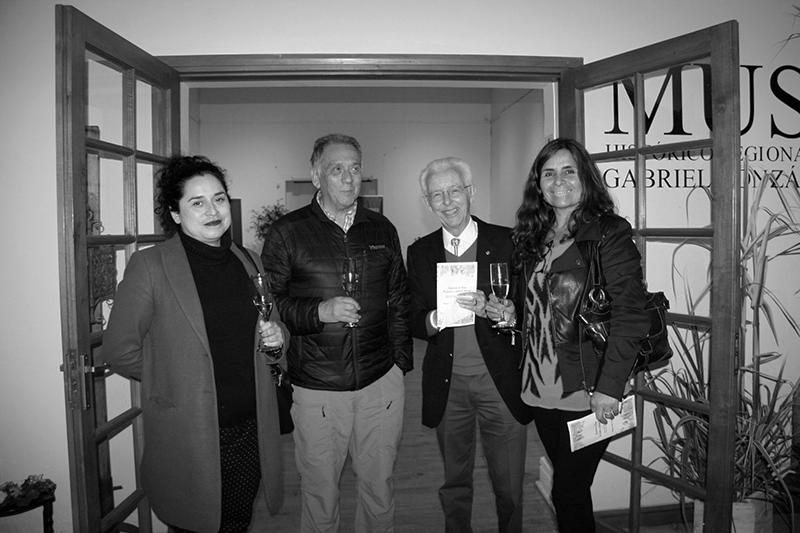 Leslie Azócar; Rodrigo Iribarren; Malcom Smith y Berta Galleguillos en la exposición del Club de Jardines.