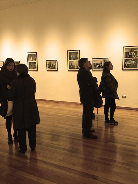 Asistentes apreciando la obra de Nerina Toci.