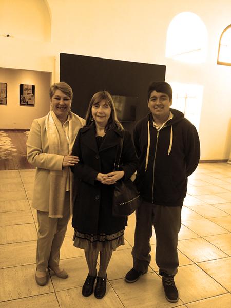Tatiana Martin junto a Susana Rigolet y alumno del Liceo Gabriela Mistral