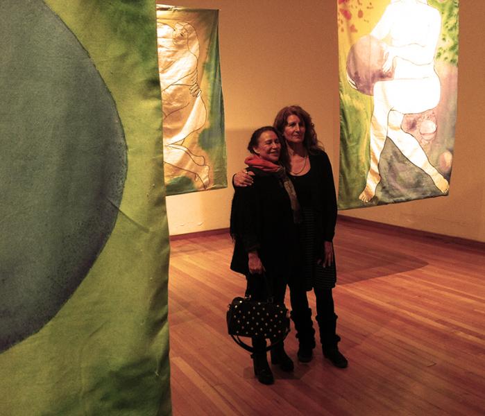 Drina Sfeir inaugurando su exposición “Color, Textura y Trascendencia del Valle de Elqui”.