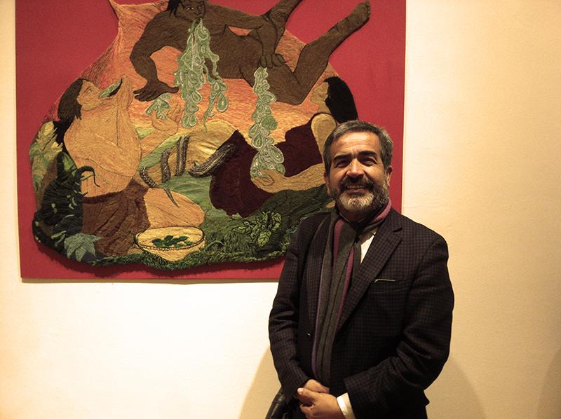 Robinson Hernández en la exposición “Color, Textura y Trascendencia del Valle de Elqui”.