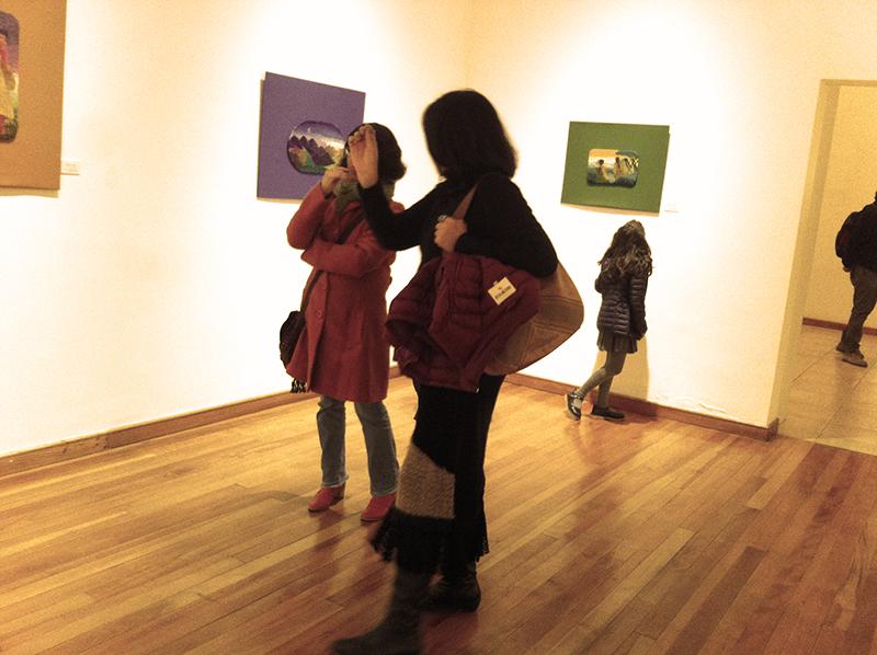 Asistentes a la exposición “Color, Textura y Trascendencia del Valle de Elqui”.