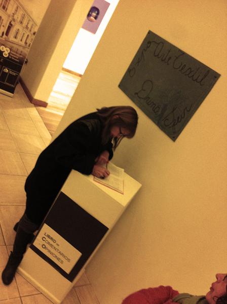 Asistentes a la inauguración de la exposición “Color, Textura y Trascendencia del Valle de Elqui”.