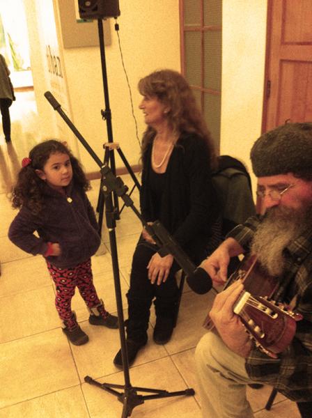 Drina Sfeir y Talo Pinto inaugurando la exposición “Color, Textura y Trascendencia del Valle de Elqui”.