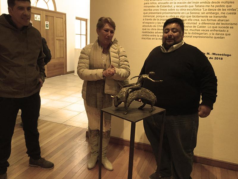 Tatiana Martin mostrando sus obras en el Museo Histórico Gabriel González Videla