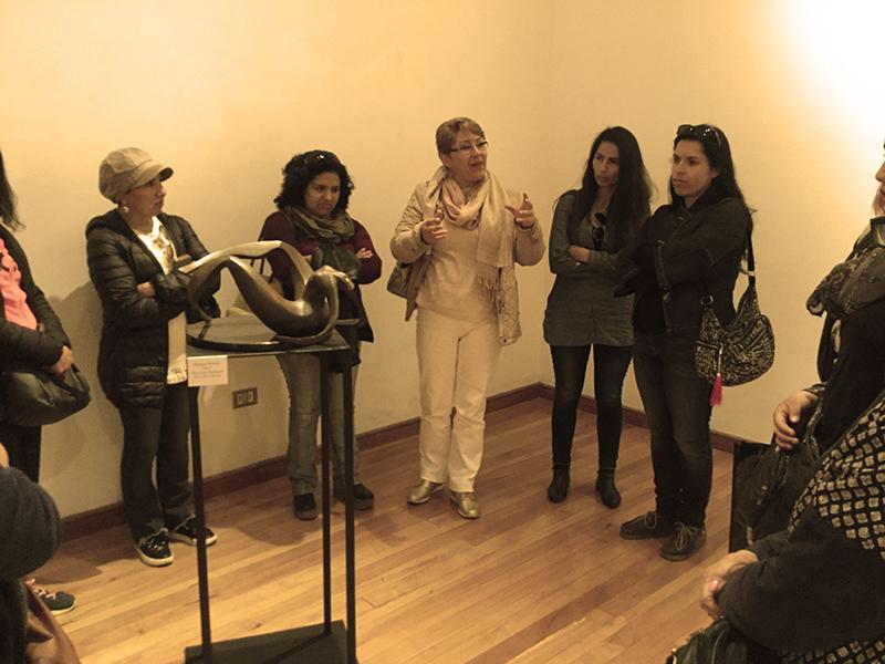 Grupo de mujeres dialoga con la escultora Tatiana Martin