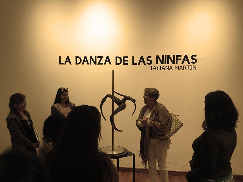 Tatiana Martin muestra sus obras a un grupo de visitantes