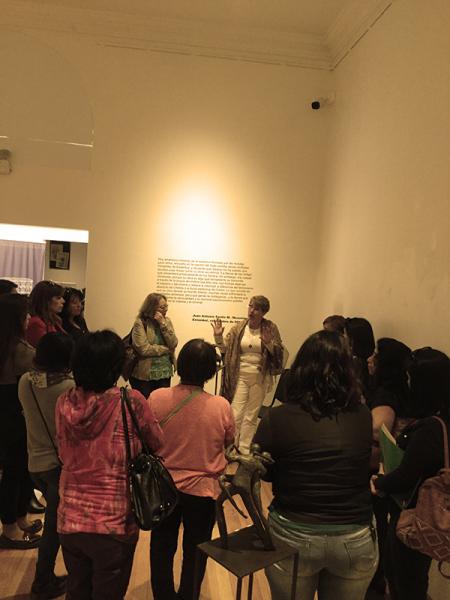 Tatiana Martin comenta su obra ante un grupo de mujeres