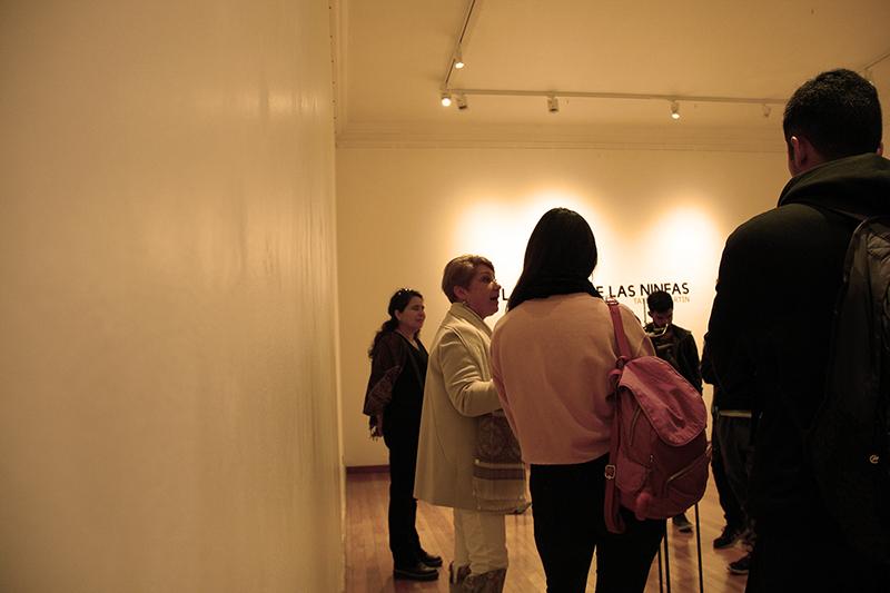 Estudiantes escuchando a Tatiana Martin