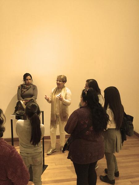Un grupo de mujeres escuchando a la escultora Tatiana Martin