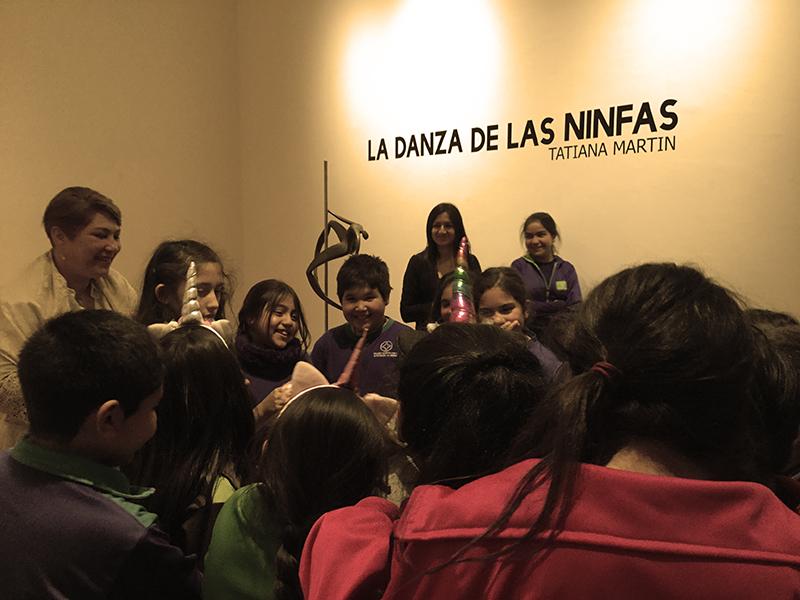 Estudiantes apreciando la obra de Tatiana Martin