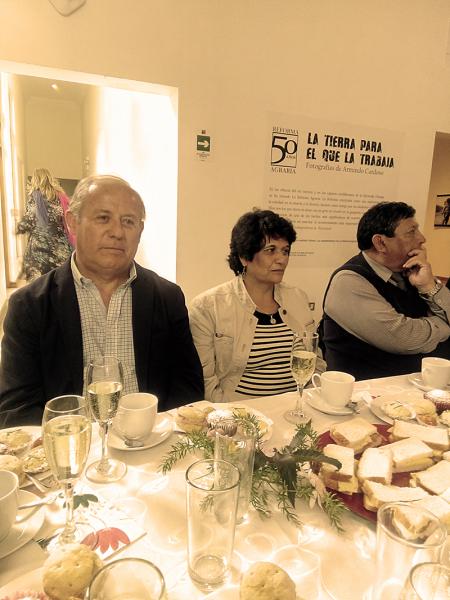 Funcionarios del museo celebran la primavera.