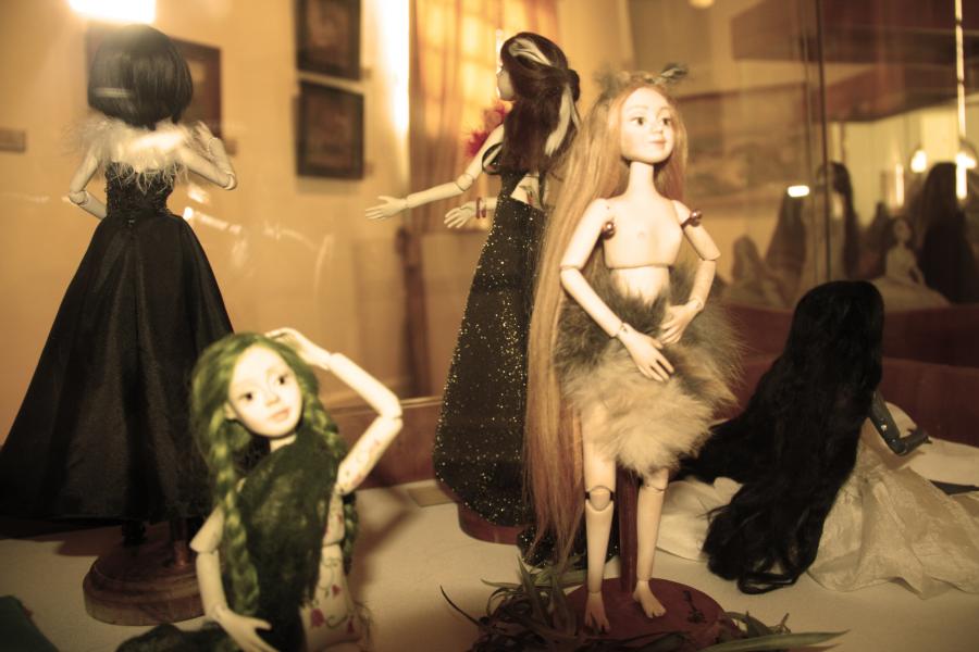 Vitrina de personajes mitológicos.