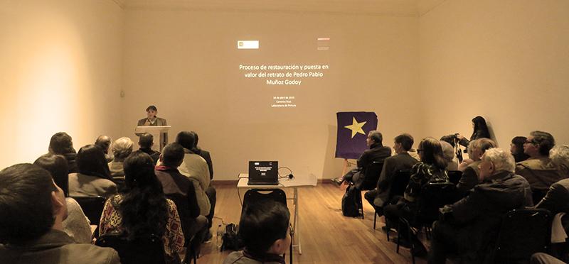 Arturo Volantines en la charla de restauración de la pintura de Pedro Pablo Muñoz.