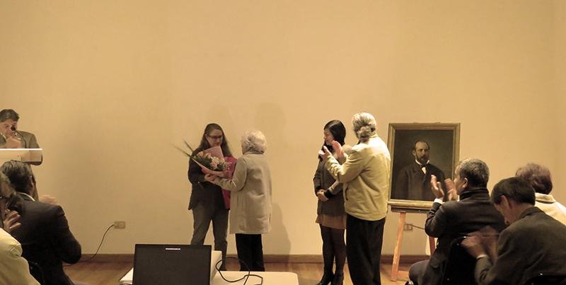 Carolina Ossa es saludada por la Sociedad Patrimonial Pedro Pablo Muñoz.