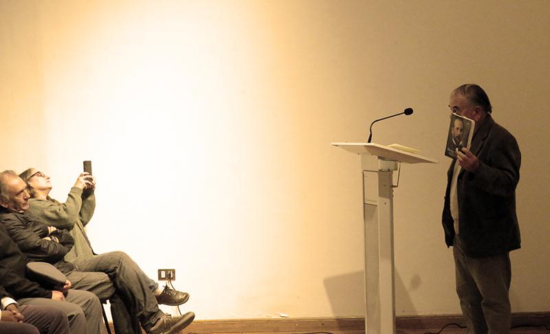 Claudio Canut de Bon en la charla de restauración de la pintura de Pedro Pablo Muñoz.