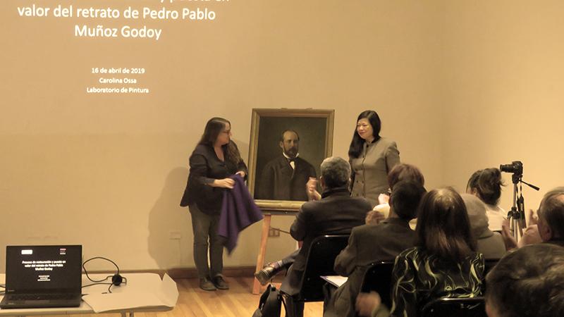 Carolina Ossa y Alicia Moncada a descubriendo la pintura de Pedro Pablo Muñoz.